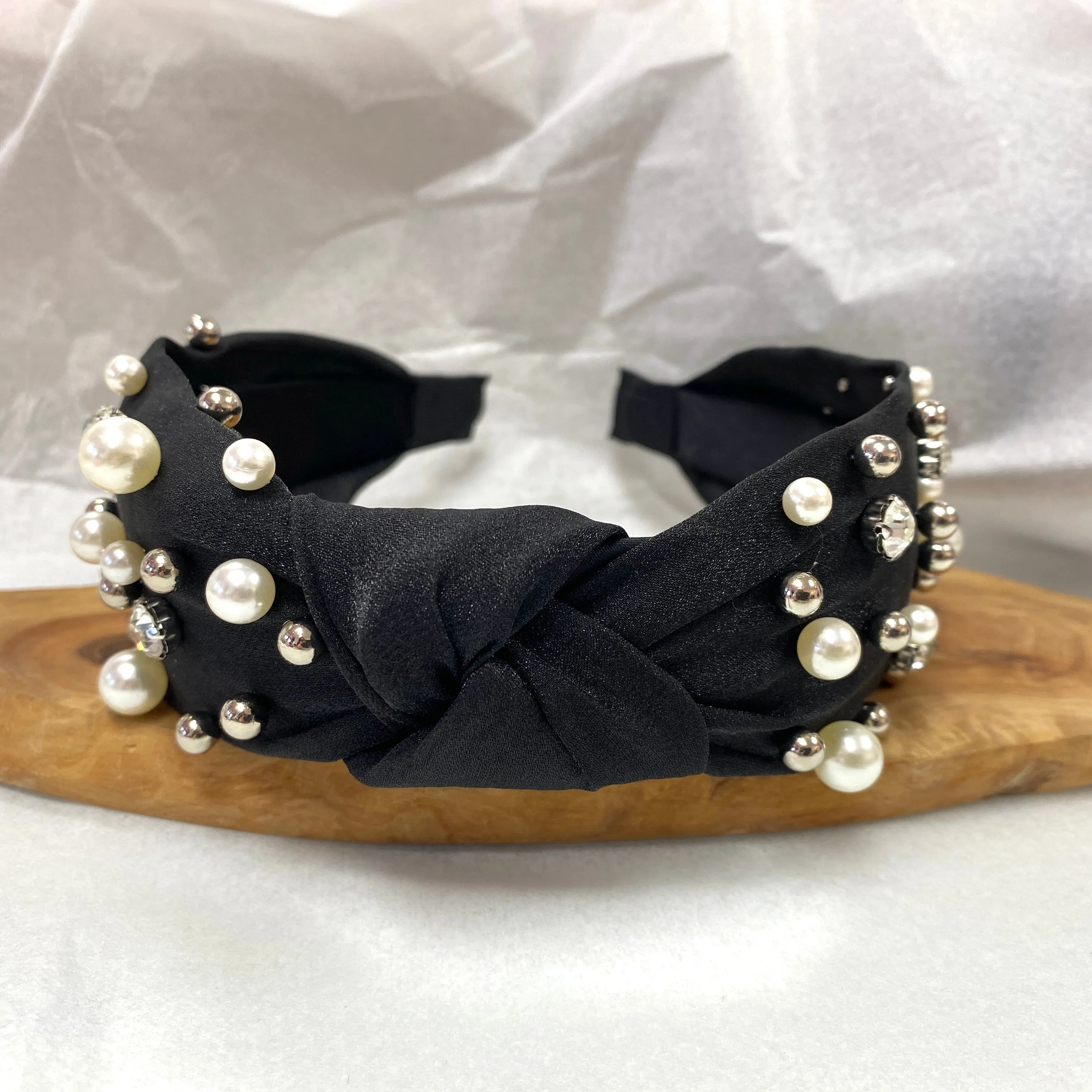 BLACK KNOT HEADBAND WITH PEARLS AND SILVER DETAILING