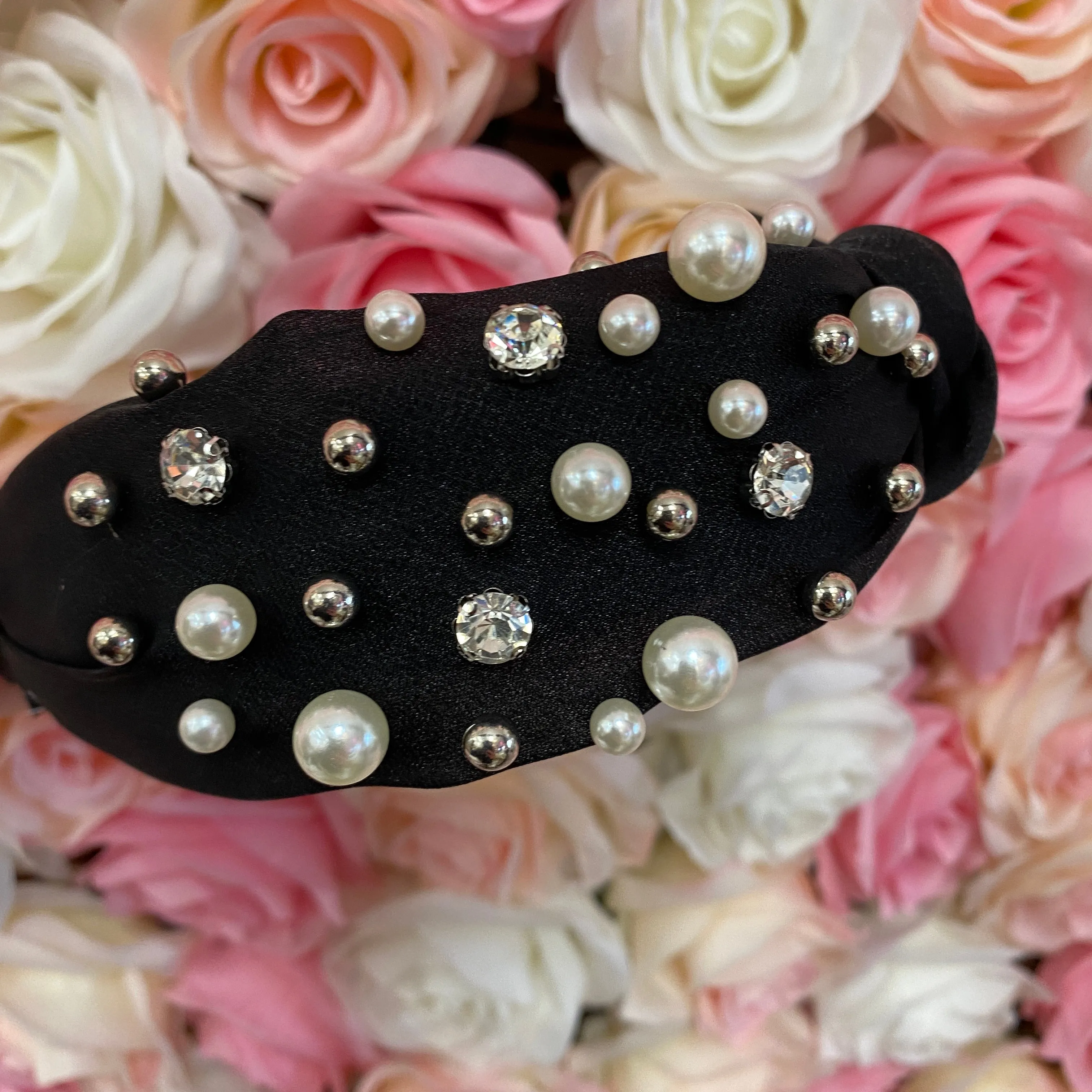 BLACK KNOT HEADBAND WITH PEARLS AND SILVER DETAILING