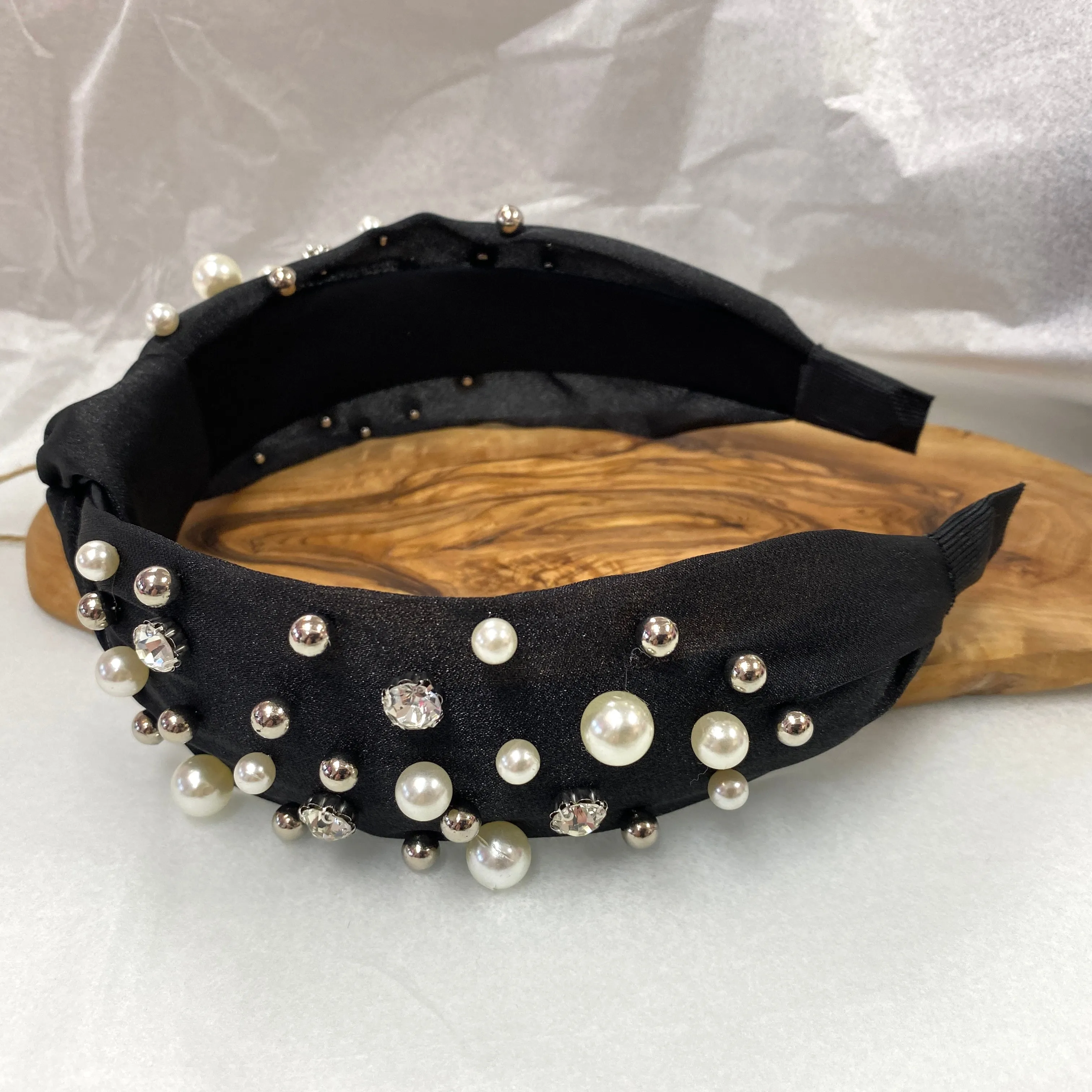 BLACK KNOT HEADBAND WITH PEARLS AND SILVER DETAILING